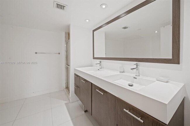 Building Photo - 2000 Towerside Terrace