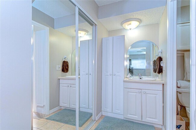 Building Photo - 13870 Oakwood Ln