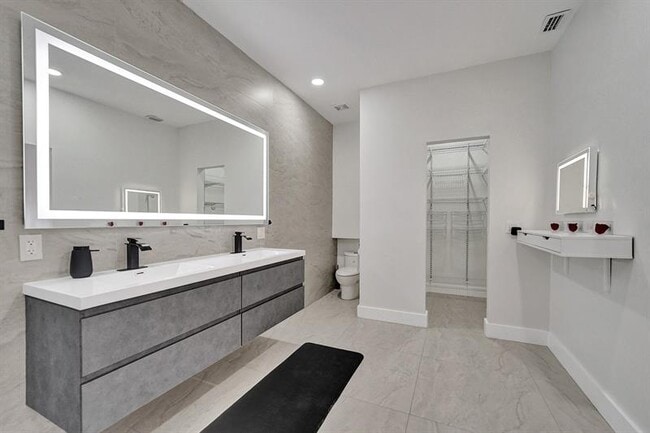 Building Photo - 3501 N Park Rd