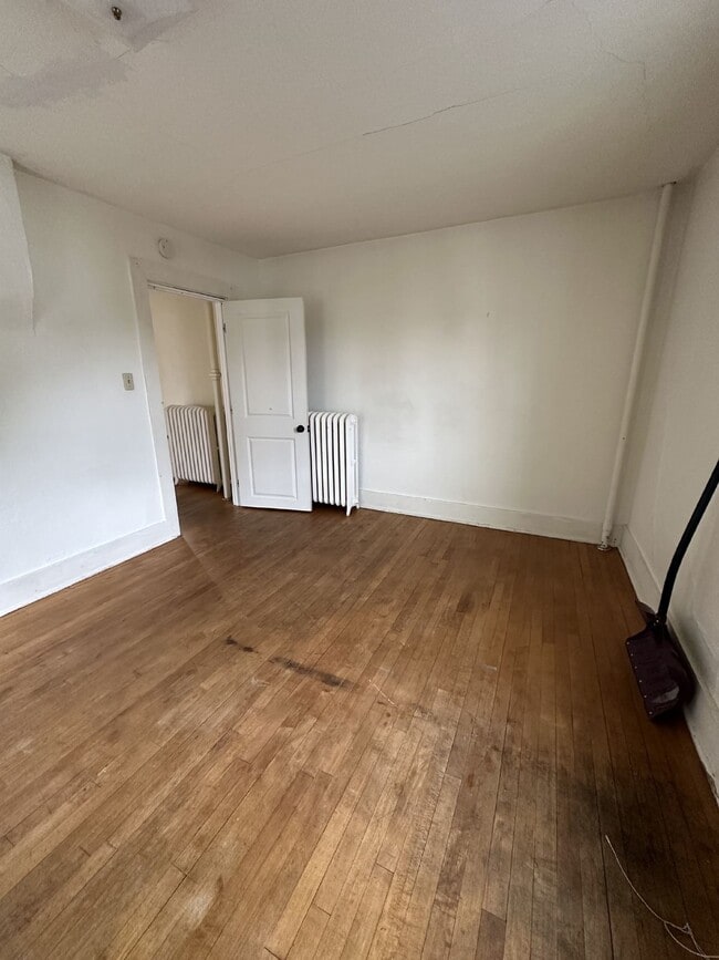 Building Photo - Exciting 4 Bed 1 Bath close to UWEC!