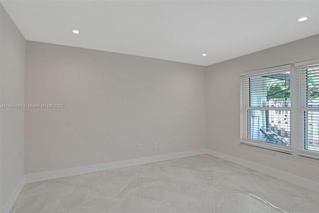 Building Photo - 7425 Silver Woods Ct