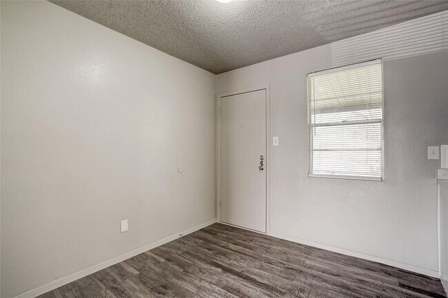 Building Photo - 714 Old Martindale Rd