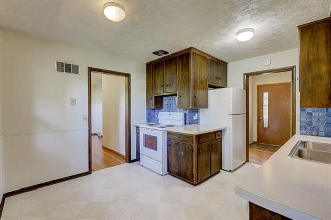 Building Photo - 3 Bedroom 1.5 Bath Single Family Home in H...