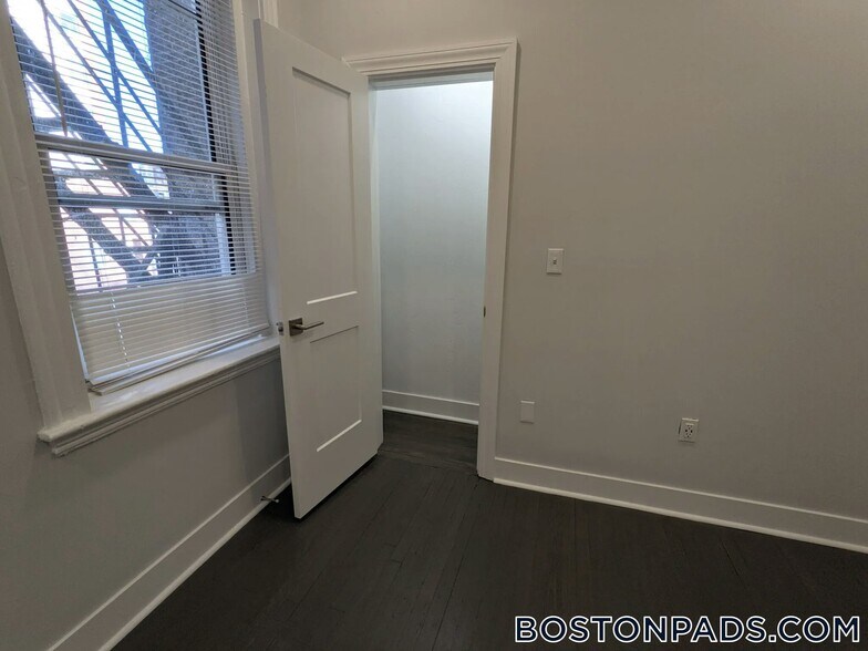 Building Photo - 120 Peterborough St