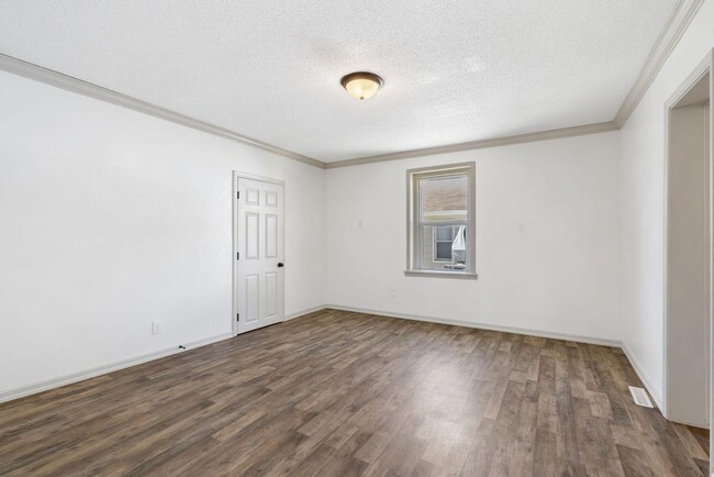 Building Photo - REMODELED 3 Bed | 1 bath | FENCED IN YARD ...