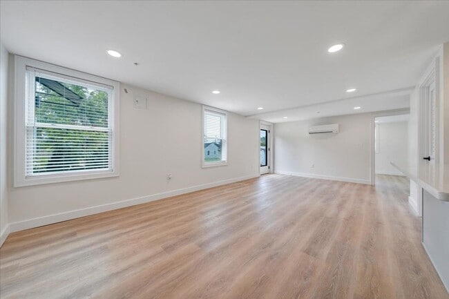 Building Photo - Newly Renovated 1BR & 2BR Apartments in Vinton - Premium Finishes!