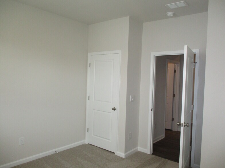 Building Photo - 1443 Porchfield Dr