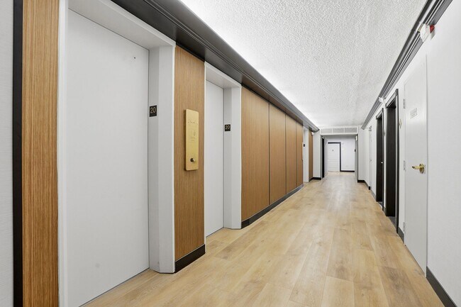 Building Photo - 35th Floor Downtown Denver Condo | 1 Bed | Private Balcony | Mountain Views