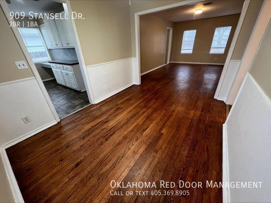 Building Photo - 909 Stansell Dr