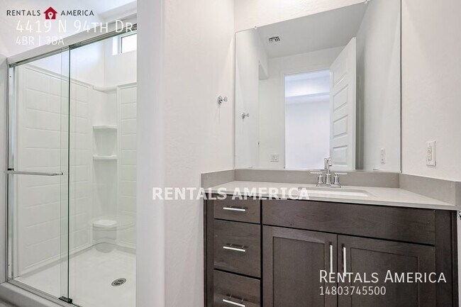 Building Photo - Gorgeous Open-Concept 4-Bedroom Home in a ...