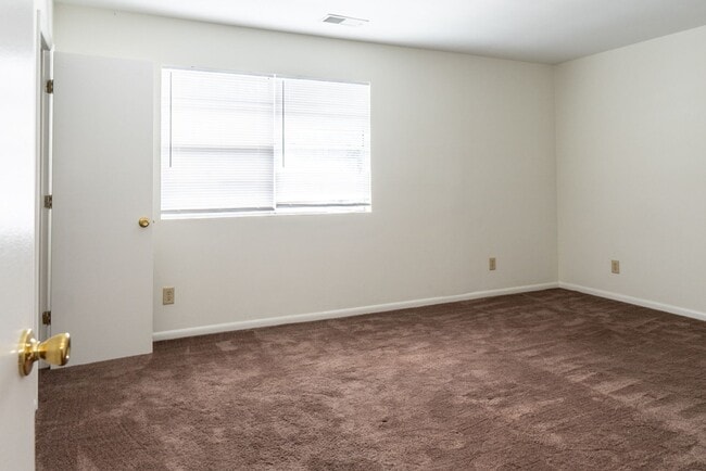 Building Photo - Spacious Two Bedroom Townhome