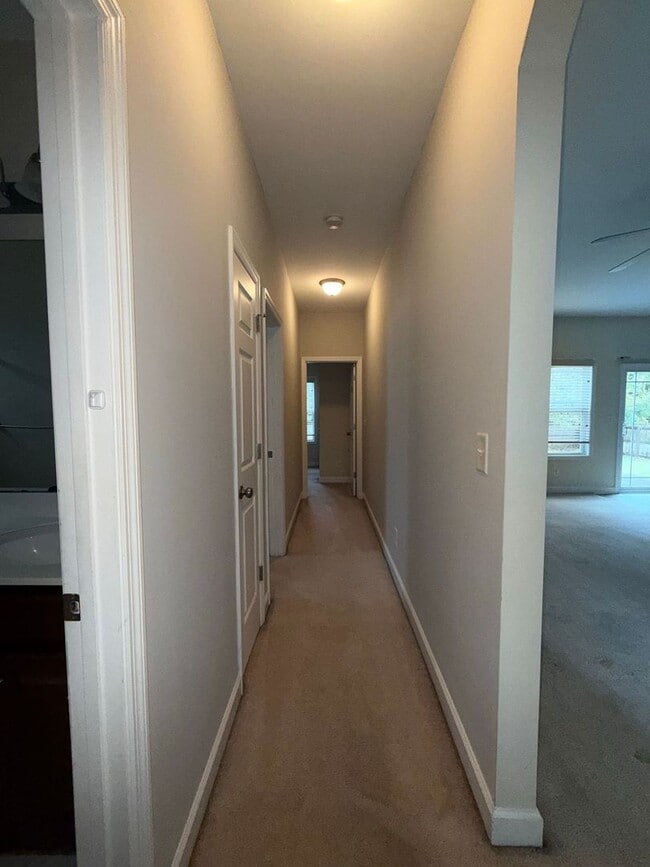 Building Photo - Beautiful 4 bedroom, 2 bath house