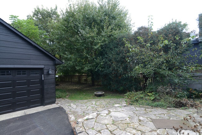 Building Photo - 724 S 5th St