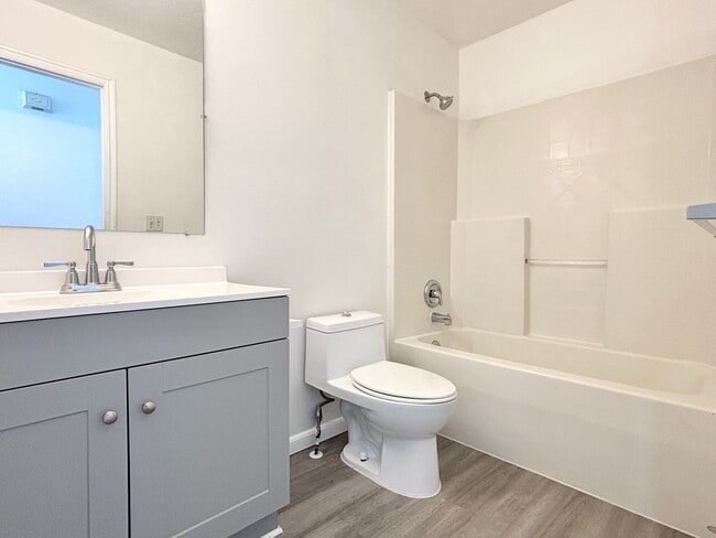 Building Photo - Bright & Spacious Rambler in Rose Park!