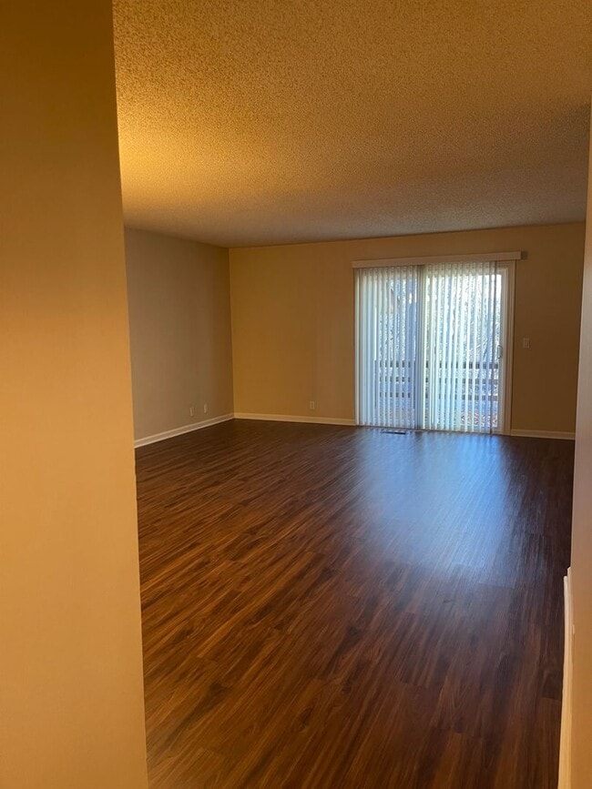 Building Photo - 2 Bedroom, 1.5 bathroom townhome located in a quiet neighborhood. Amenities can be transferred!  ...