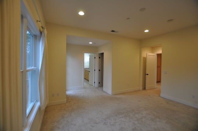 Building Photo - Luxury Craftsman Style Home in quiet San M...
