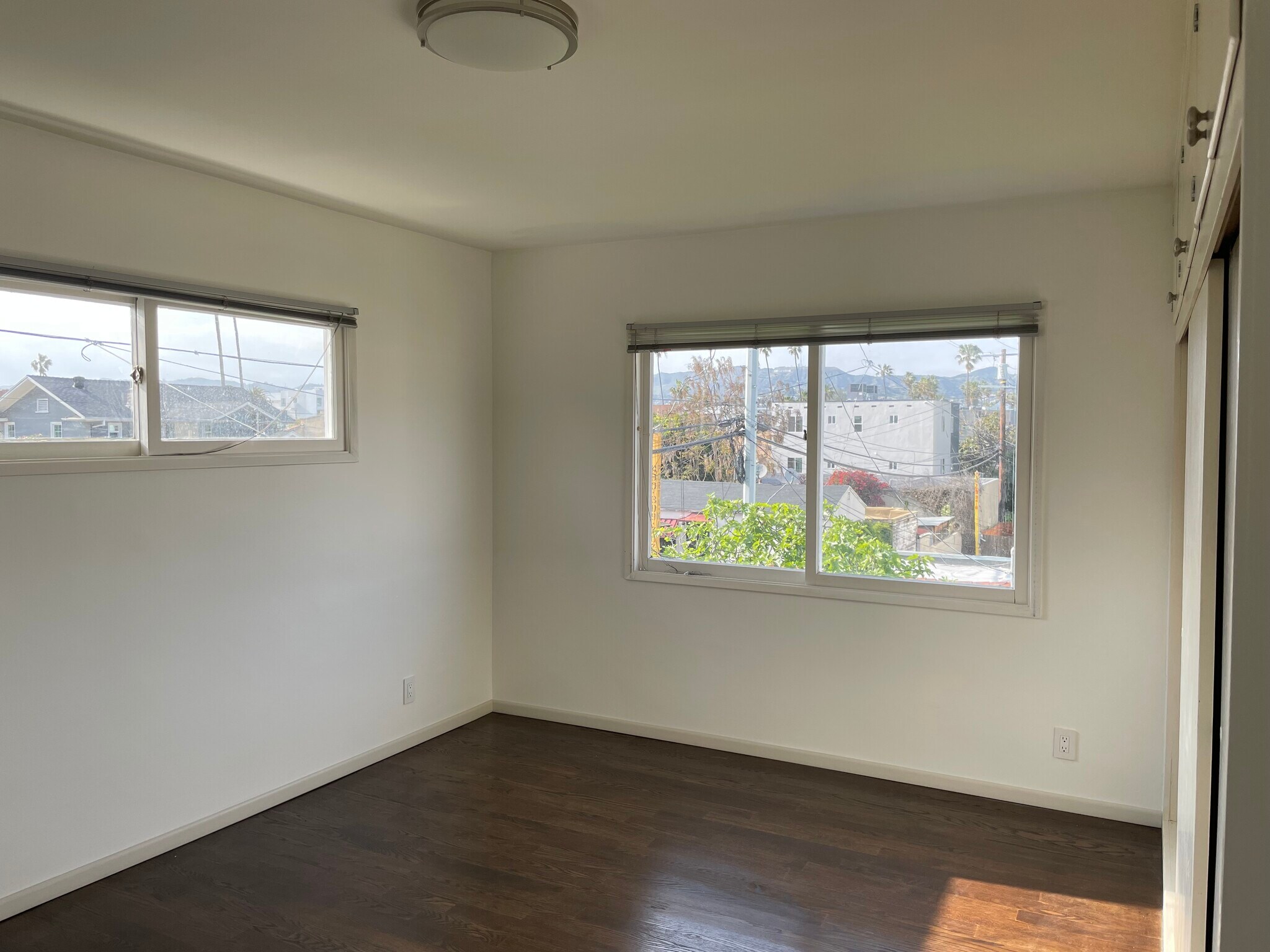 Large bedroom with lots of light - 609 N Mariposa Ave