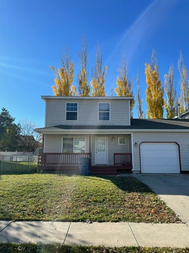 Building Photo - 3 Bedroom 2 Bathroom Centrally Located Tow...