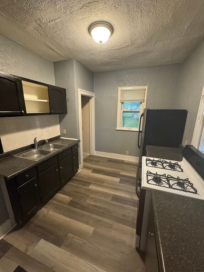 Building Photo - 2 Bedroom 1 Bathroom House