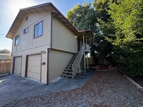 Building Photo - Charming 2 Bedroom 1 Bath Apartment Locate...