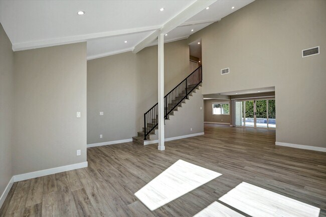 Building Photo - 5346 Tyrone Ave