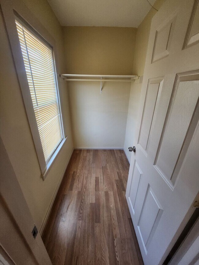 Building Photo - Single Family 4 Bd 2 Bath With Office and ...