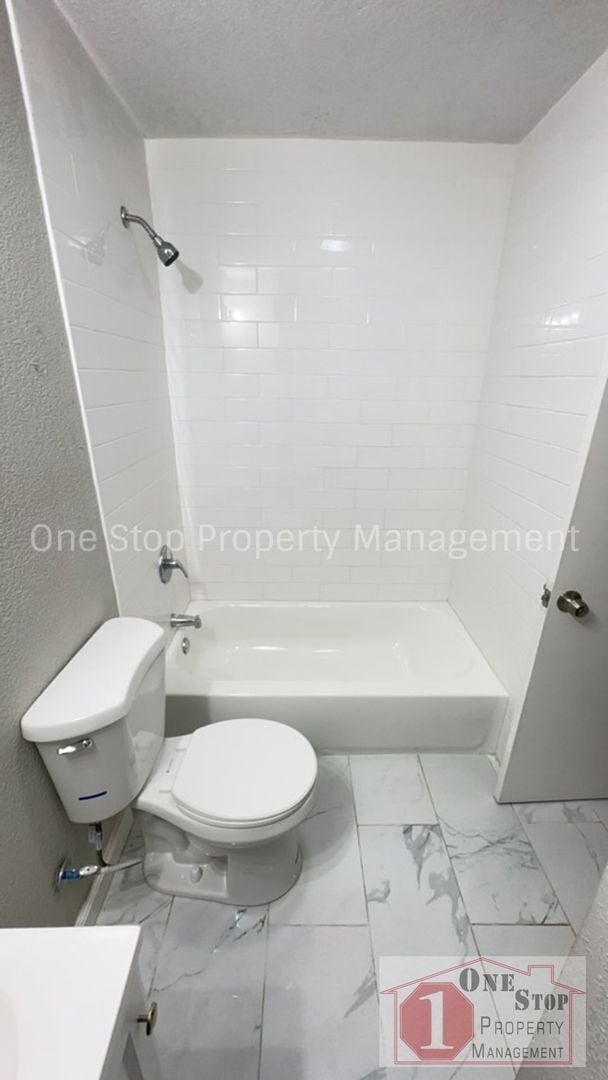 Building Photo - Beautiful 3 Bedroom 2 Bathroom in Independ...