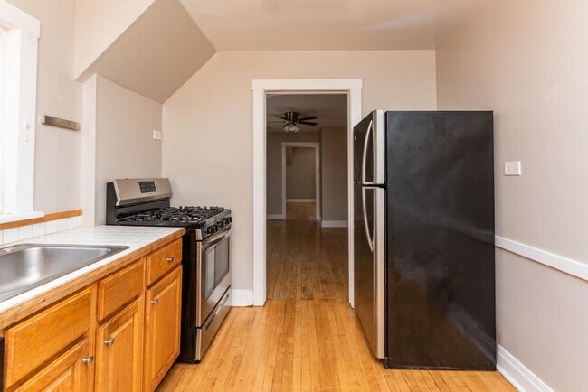Building Photo - 2 bedroom in Chicago IL 60618