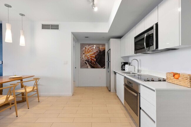 Building Photo - 2602 E Hallandale Beach Blvd