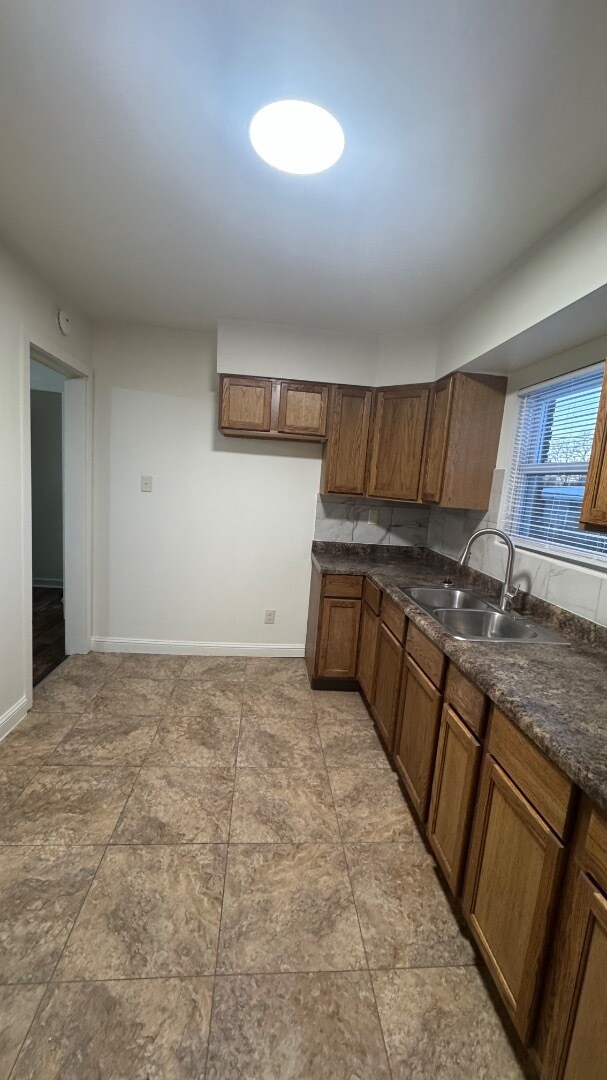 Building Photo - 2162 Vermont St