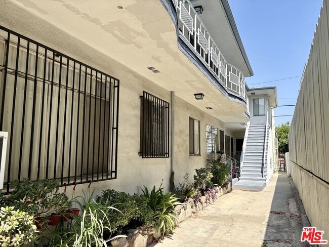 Building Photo - 1010 N Stanley Ave