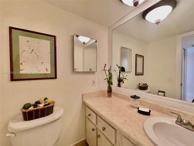 Building Photo - 2950 N Palm Aire Dr