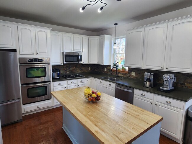 Building Photo - Kenosha 4 bedroom home