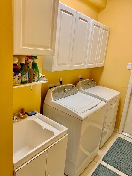 Building Photo - 2775 Royal Palm Dr