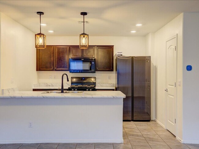 Building Photo - 3 Bedroom 2 Bathroom + Flex Room