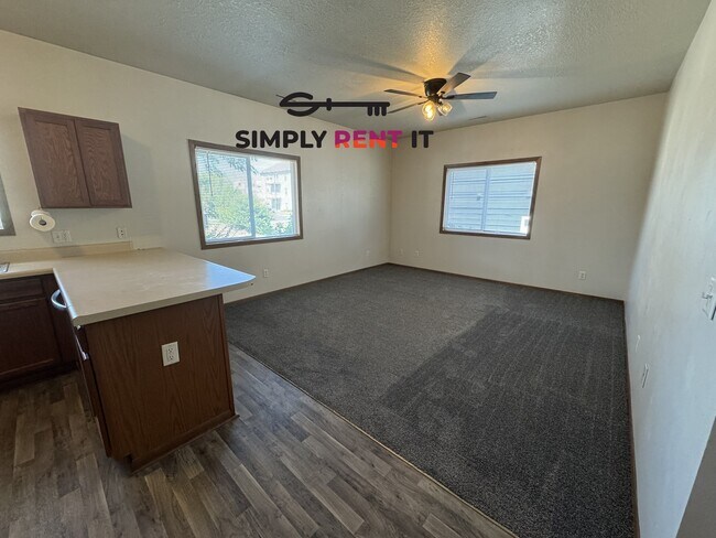 Building Photo - 3 Bedroom 2 Bathroom with Internet!