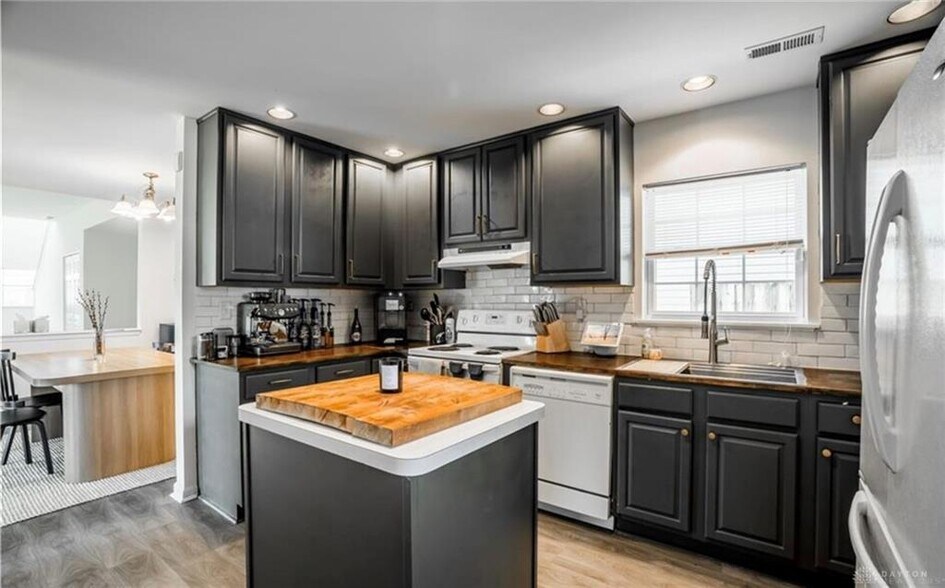 Building Photo - 215 N Williams St