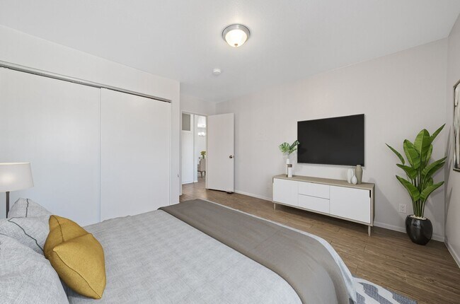 Building Photo - 646 N. Juanita Ave