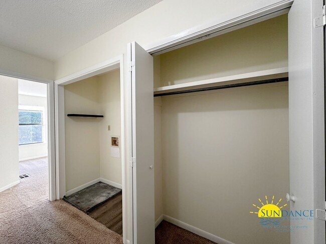 Building Photo - Centrally Located Townhouse with a Communi...