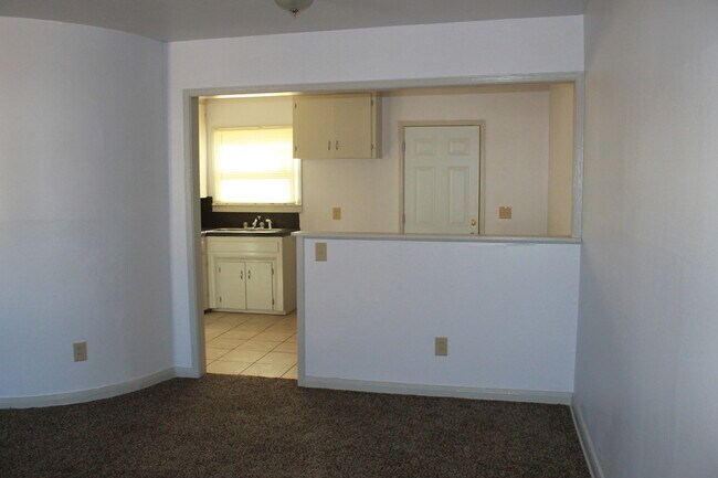 Building Photo - COMING SOON!! Less than 1 mile to Tinker!