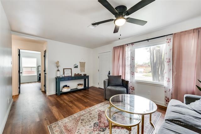 Building Photo - 228 E Oak Dr