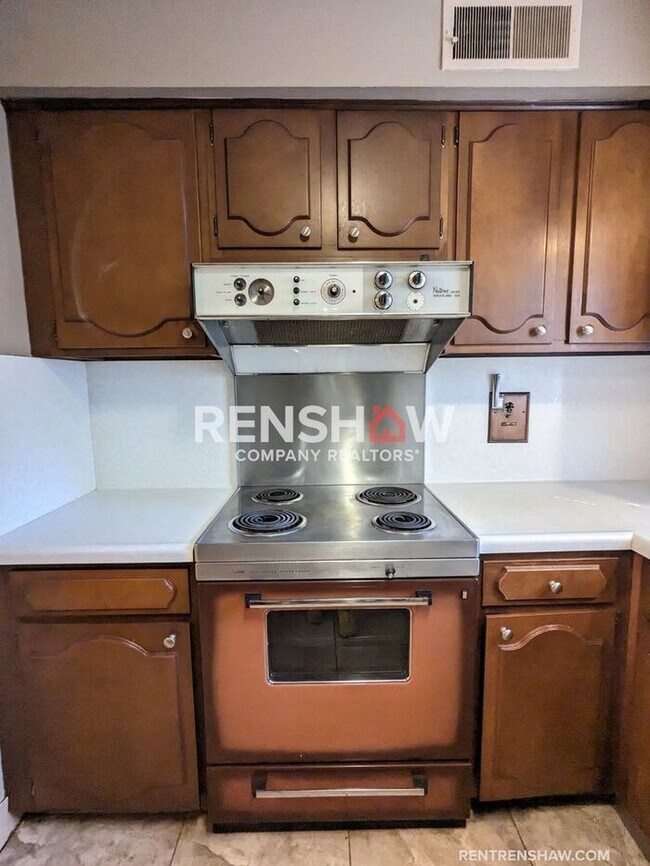 Building Photo - Convenient, 3/2 Home In East Memphis Now A...