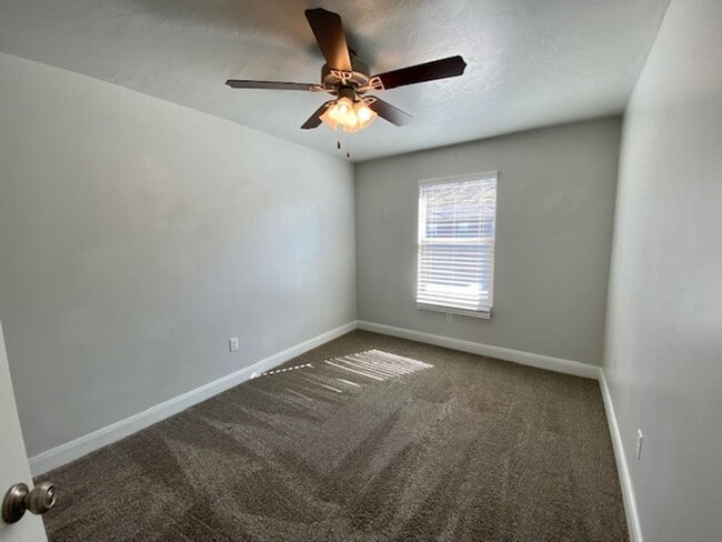 Building Photo - SPACIOUS TOWNHOME FOR RENT!