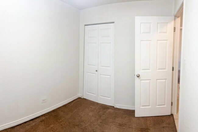 Building Photo - 707 W 96th Ave