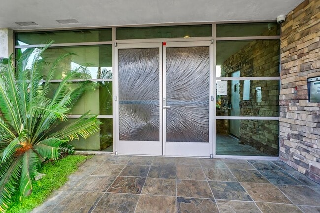 Building Photo - Gorgeous Studio in La Jolla Village! Avail...