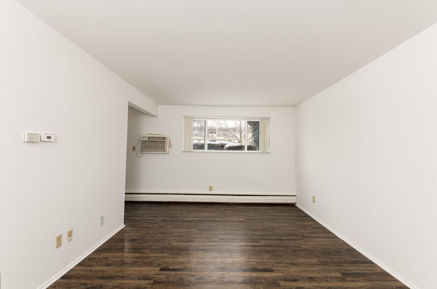 Building Photo - Amber Square Apartments and Townhomes