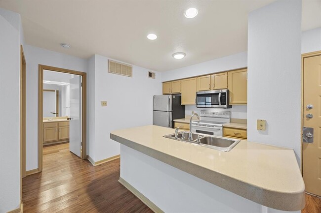 Building Photo - 8888 Tallwood Dr