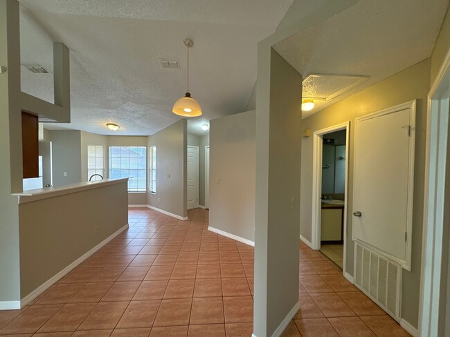 Building Photo - Spacious and beautiful 3 Bedroom Home!