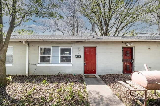 Building Photo - 1 Bed, 1 Bath Pet-Friendly Apartment with Shared Yard