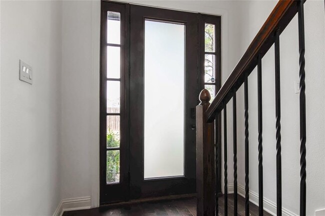 Building Photo - 611 Mazal Ln